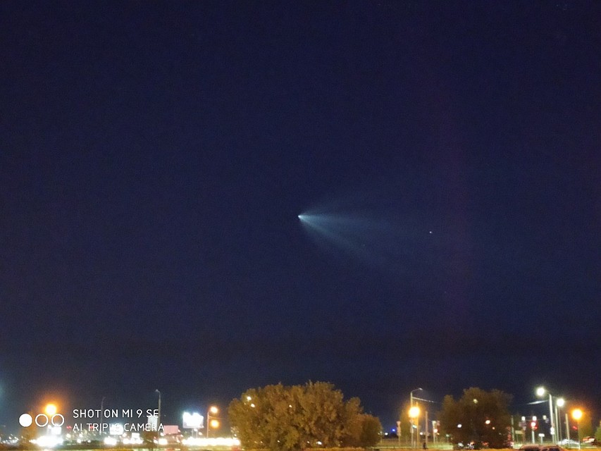 Ракета над новосибирском. НЛО В Омске. НЛО В Омске 2022. Ракета в небе. Светящийся объект в небе над Москвой.