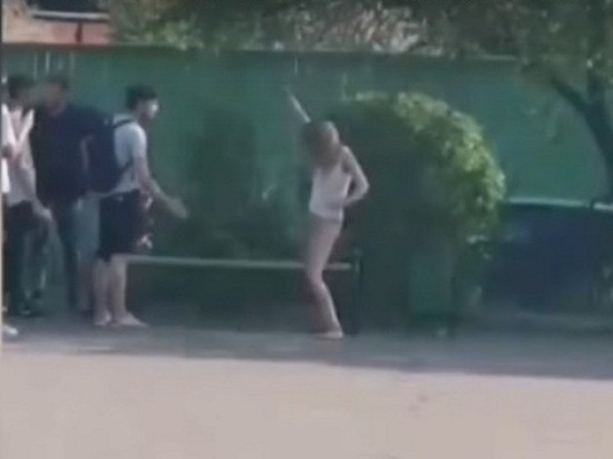 Неадекватная читинка без трусов